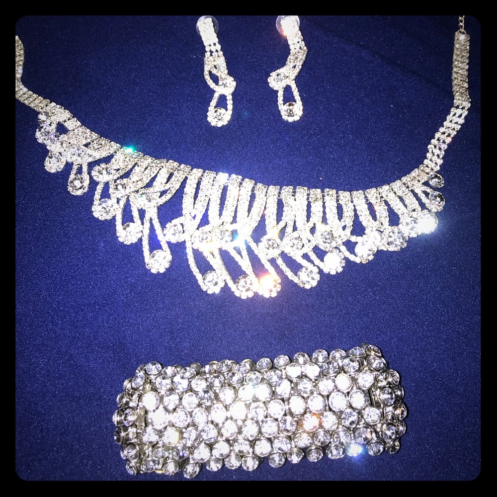 #PROM SEASON great for weddings Elegant set 💍